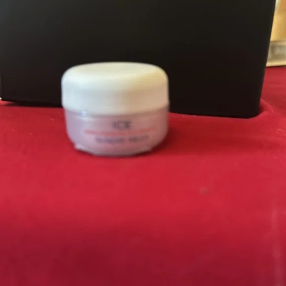 Sunday Riley - Picture 3 of 3